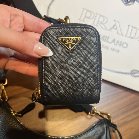 Authentic Prada Re-Edition 2005 Saffiano leather bag 🌹$1950🌹 - Picture 5 of 8